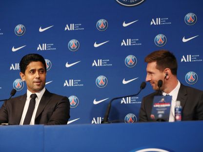 ناصر الخليفي رفقة ليونيل ميسي أثناء تقديم الأرجنتين كلاعب لباريس سان جيرمان - 11 أغسطس 2021 - Reuters