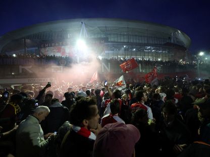 مشجعو أرسنال يحتفلون خارج ملعب الإمارات بفوز الفريق بلقب الدوري الإنجليزي الممتاز - 19 مايو 2026 - Reuters