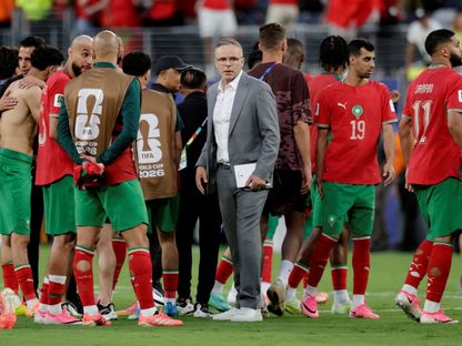 محمد وهبي مدرب المغرب مع لاعبيه بعد مباراة البرازيل في كأس العالم - 13 يونيو 2026 - Reuters