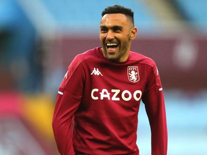 المصري أحمد المحمدي بقميص فريق أستون فيلا الإنجليزي - x/Elmo_27