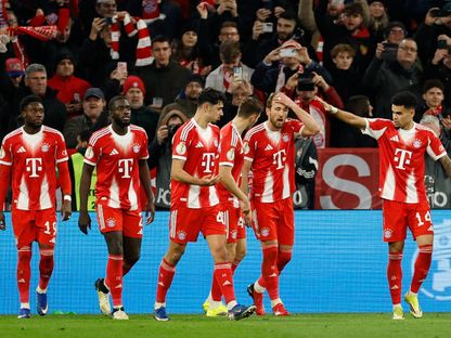 لاعبو بايرن ميونيخ يحتفلون بهدف هاري كين أمام لايبزيغ في كأس ألمانيا - 11 فبراير 2026 - Reuters