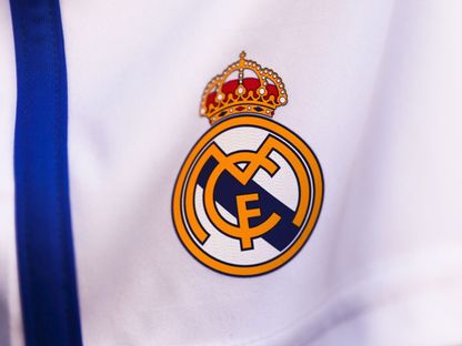 شعار ريال مدريد في متجر لهدايا تذكارية بمدريد - 27 يونيو 2022 - NurPhoto via AFP