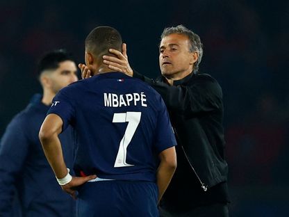 لويس إنريكي مدرب باريس سان جيرمان يواسي كيليان مبابي عقب خسارة أمام بوروسيا دورتموند بدوري أبطال أوروبا بالدوري الفرنسي - 7 مايو 2024 - Reuters