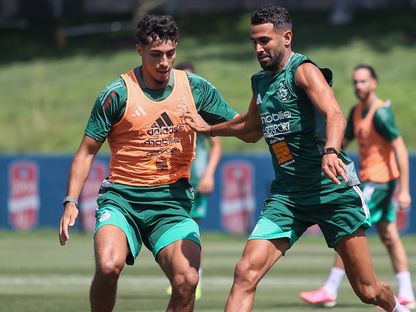 رياض محرز وفارس شايبي خلال تدريب للجزائر في كأس العالم - 30 يونيو 2026 - FB/Équipe d'Algérie de football