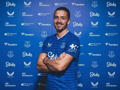 الإنجليزي جاك غريليش في إعلان انضمامه رسمياً إلى إيفرتون من مانشستر سيتي على سبيل الإعارة - 12 أغسطس 2025 - X@Everton