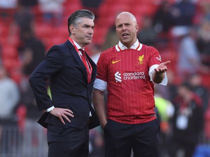 مدرب ليفربول آرني سلوت والمدير الرياضي ريتشارد هيوز خلال احتفالات الفوز بلقب الدوري الإنجليزي الممتاز بعد مباراة ضد توتنهام هوتسبير - 27 أبريل 2025 - REUTERS