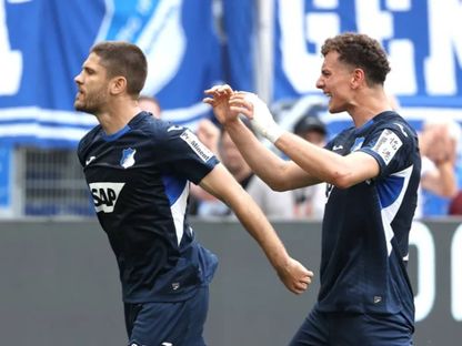 أندريا كراماريتش (إلى اليسار) لاعب هوفنهايم يحتفل بهدفه الثاني في مرمى دورتموند في الدوري الألماني - 18 أبريل 2026 - Bundesliga.com