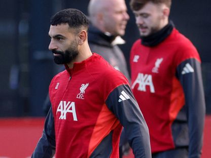 محمد صلاح خلال التدريبات استعداداً لمواجهة إنتر ميلان بدوري أبطال أوروبا وخلفه كونور برادلي والمدرب أرني سلوت - 8 ديسمبر 2025 - REUTERS