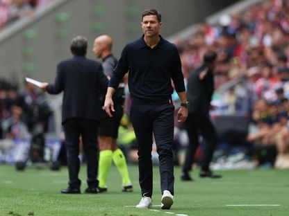 تشابي ألونسو مدرب ريال مدريد خلال الديربي أمام أتلتيكو بالدوري الإسباني - 27 سبتمبر 2025 - Reuters