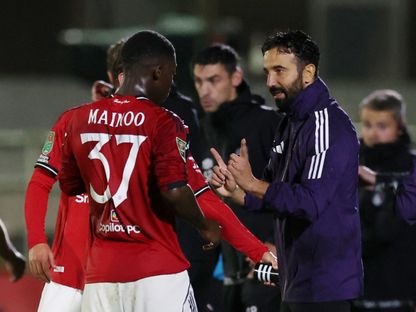 روبن أموريم مدرب مانشستر يونايتد يتحدث مع كوبي ماينو خلال مواجهة غريمسبي تاون في كأس الرابطة - 27 أغسطس 2025 - Reuters