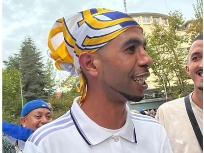 والد لامين يرتدي قميص ريال مدريد قبل الكلاسيكو أمام برشلونة على ملعب سانتياغو برنابيو في عام 2022 - 18 أبريل 2025 - X/@lnstantFoot