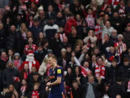 دان بيرن مدافع نيوكاسل يونايت خلال مواجهة سندرلاند في الدوري الإنجليزي الممتاز - 14 ديسمبر 2025 - REUTERS