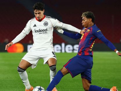 اللاعب الجزائري فارس شايبي في مباراة فريقه آينتراخت فرانكفورت ضد برشلونة في دوري أبطال أوروبا - 9 ديسمبر 2025 - Reuters