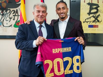 رافينيا لاعب برشلونة ورئيس النادي جوان لابورتا بعد تجديد عقده - 22 مايو 2025 - X@FCBarcelona