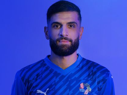 علاء آل حجي لاعب نيوم الجديد خلال جلسة تصويرية بعد التوقيع مع الفريق - 17 يوليو 2025 - X/@NEOMSportsClub