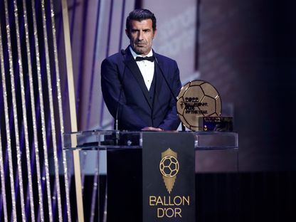 الدولي البرتغالي السابق لويس فيغو خلال حفل توزيع جائزة الكرة الذهبية - 17 أكتوبر 2022 - Reuters