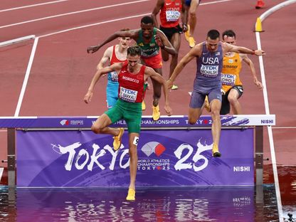 المغربي سفيان البقالي (الأول إلى اليسار) خلال تصفيات سباق 3000 متر موانع ببطولة العالم لألعاب القوى - 13 سبتمبر 2025 - Reuters