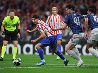 خوليان ألفاريز مهاجم أتلتيكو مدريد يحاول المرور بالكرة وسط رقابة من لاعبي أرسنال - 29 أبريل 2026 - REUTERS