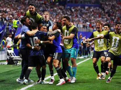 لاعبو الأرجنتين يحتفلون بالهدف الثاني في مرمى إنجلترا في نصف نهائي كأس العالم - 15 يوليو 2026 - Reuters