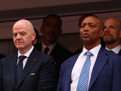 باتريس موتسيبي رئيس الاتحاد الإفريقي لكرة القدم مع رئيس فيفا جياني إنفانتينو في كأس العالم - reuters