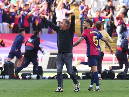 هانزي فليك مدرب برشلونة يحتفل بفوز على ريال مدريد في الدوري الإسباني - 11 مايو 2025 - Reuters