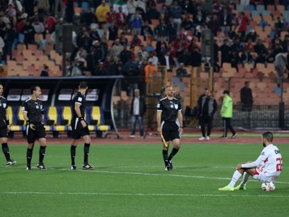 حكم مباراة الأهلي والزمالك أثناء انتظار حضور لاعبي الأهلي - 11 مارس 2025 - Reuters