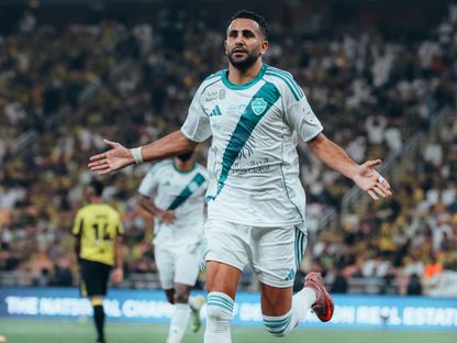 احتفال رياض محرز نجم الأهلي بتسجيل هدف في مرمى الاتحاد بالدوري السعودي - 8 نوفمبر 2025 - X/@ALAHLI_FC