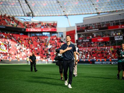 تشابي ألونسو يحيّي جمهور باير ليفركوزن بعد مواجهة بوروسيا دورتموند بالدوري الألماني - 11 مايو 2025 - X/@bayer04fussball