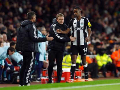 ألكسندر إيزاك مع إيدي هاو بعد استبداله خلال مباراة بين نيوكاسل يونايتد وأرسنال في كأس رابطة الأندية الإنجليزية المحترفة - 7 يناير 2025 - Reuters