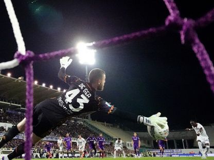 دافيد دي خيا حارس فيورنتينا لحظة التصدي لركلة جزاء تامي أبراهام في مباراة ميلان بالدوري الإيطالي - 6 أكتوبر 2024 - Reuters