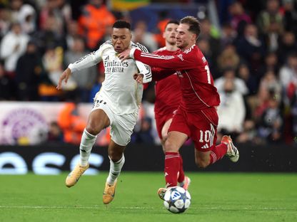 صراع على الكرة بين لاعب ليفربول أليكسيس ماك أليستير ونجم ريال مدريد كيليان مبابي في دوري أبطال أوروبا - 4 نوفمبر 2025 - Reuters