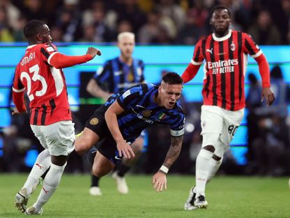 لاوتارو مارتينيز يتعرض للعرقلة في مباراة ميلان والإنتر بنهائي كأس السوبر الإيطالي 6-1-2025 - Reuters