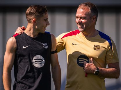 هانزي فليك مدرب برشلونة مع فيرمين لوبيز خلال التدريبات قبل مواجهة ريال مدريد بنهائي كأس ملك إسبانيا - 24 أبريل 2025 - X@FCBarcelona