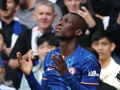لاعب تشيلسي نيكولاس جاكسون يحتفل بالتسجيل ضد إيفرتون في الدوري الإنجليزي الممتاز - 26 أبريل 2025 - ٌReuters