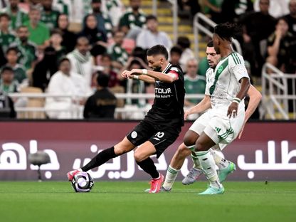 يانيك كاراسكو لاعب الشباب يحاول تخطي دفاع الأهلي في الدوري السعودي - 17 أكتوبر 2025 - x@AlShababSaudiFC