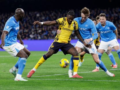 لاعب إنتر ميلان ماركوس تورام مع سكوت مكتوميناي وروميلو لوكاكو لاعبي نابولي خلال مباراة الفريقين في الدوري الإيطالي - 1 مارس 2025 - Reuters
