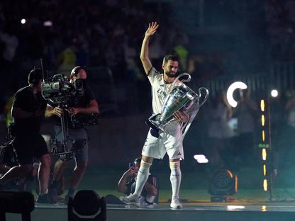 ناتشو فرنانديز قائد ريال مدريد يحمل كأس دوري أبطال أوروبا خلال احتفال مع المشجعين في ملعب "سانتياغو برنابيو" - 2 يونيو 2024 - Reuters