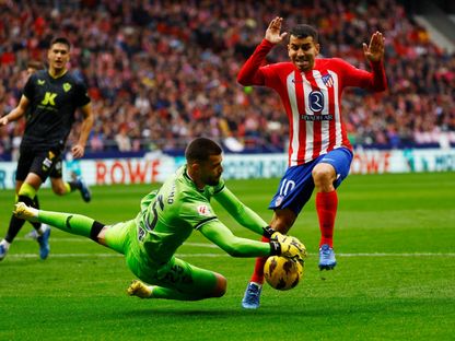 حارس ألميريا لويس ماكسيميانو ينقذ فريقه من هجمة لفريق أتلتيكو مدريد في الدوري الإسباني - 10 ديسمبر 2023 - Reuters