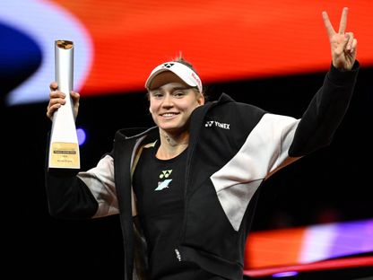 إيلينا ريباكينا تحتفل بعد الفوز بلقب بطولة شتوتغارت للتنس - 21 أبريل 2024 - REUTERS