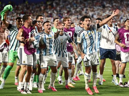 لاعبون أرجنتينيون يحتفلون بالفوز على سويسرا والتأهل إلى نصف نهائي كأس العالم - 11 يوليو 2026 - REUTERS