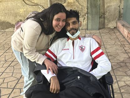إبراهيم شيكا اللاعب السابق في الزمالك مع زوجته هبة التركي خلال علاجه - X/@AlMasryAlYoum
