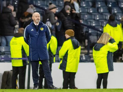 ستيف كلارك مدرب منتخب اسكتلندا لكرة القدم خلال مواجهة ودية مع إيرلندا الشمالية - 26 مارس 2024 - AFP