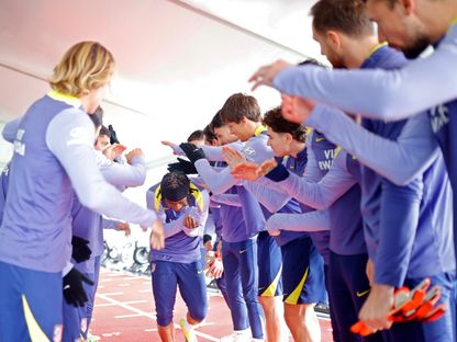 احتفاء لاعبي أتلتيكو مدريد بالوافد الجديد أديمولا لوكمان - 3 فبراير 2026 - X/@Atleti