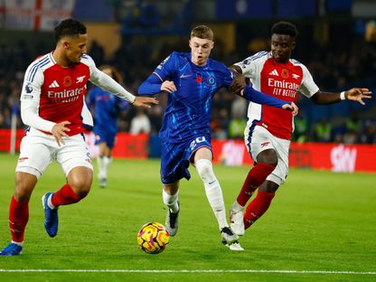 كول بالمر يتوسط بوكايو ساكا وويليام ساليبا بمباراة تشيلسي وأرسنال في الدوري الإنجليزي الممتاز - 10 نوفمبر 2024 - Reuters