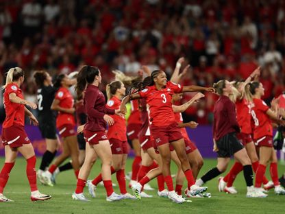 احتفال لاعبات سويسرا مع الجماهير بعد الفوز على فنلندا في مباراة بالدور من يورو 2025 - 10 يوليو 2025 - REUTERS