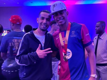 لامين يامال ووالده منير نصراوي خلال احتفال برشلونة بالفوز بكأس ملك إسبانيا - instagram - hustle_hard_304