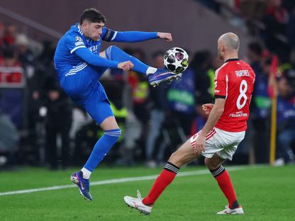 فيديريكو فالفيردي لاعب ريال مدريد يحاول السيطرة على الكرة خلال مواجهة بنفيكا في دوري أبطال أوروبا - 17 فبراير 2026 - Reuters