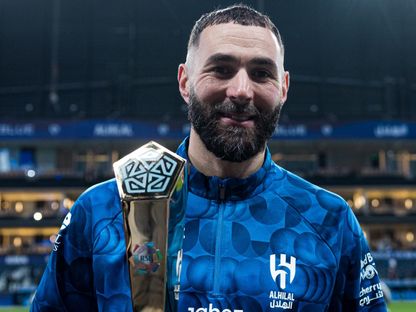 كريم بنزيما نجم الهلال يحمل جائزة أفضل لاعب في مباراة النجمة بالدوري السعودي - 6 مارس 2026 - X/@Alhilal_FC