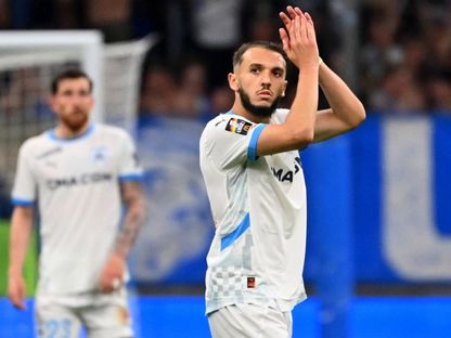 أمين غويري لاعب أولمبيك مارسيليا يحيى الجمهور خلال مواجهة رين بالدوري الفرنسي - 17 مايو 2025 - Reuters