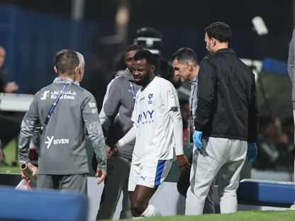 حسان تمبكتي مدافع الهلال يغادر مباراة الفتح بسبب الإصابة - 14 مارس 2026 - X/@aawsat_spt